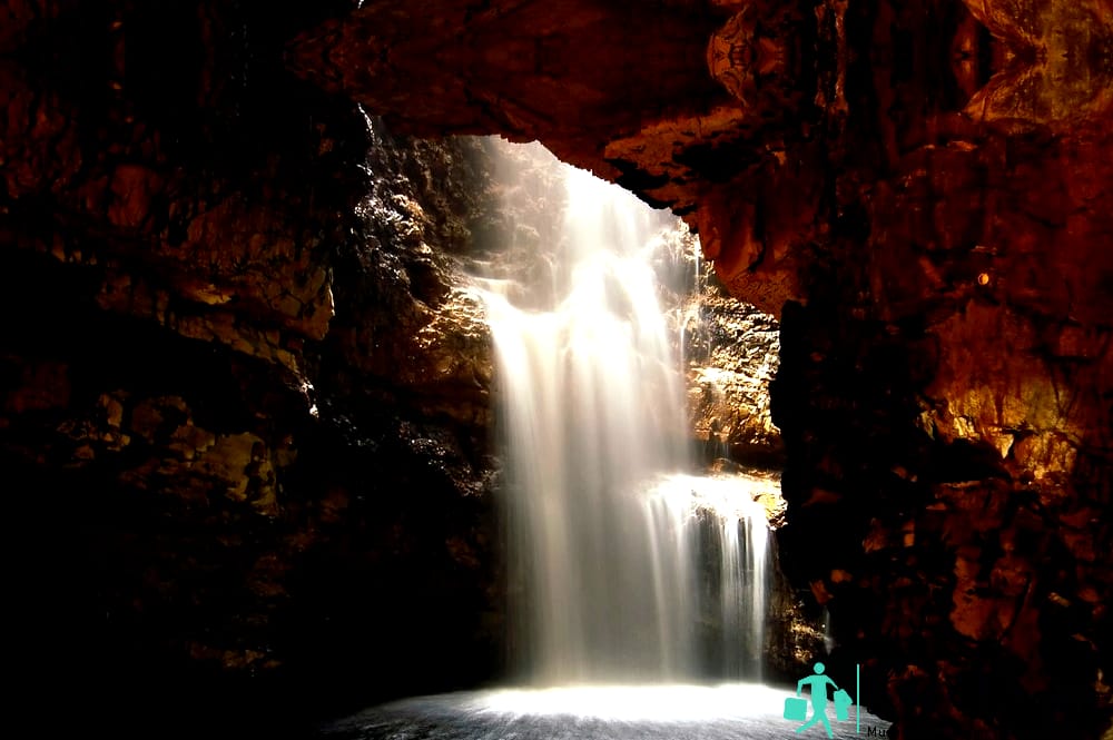 Cueva de la bahía de Smoo cerca de Durness Escocia