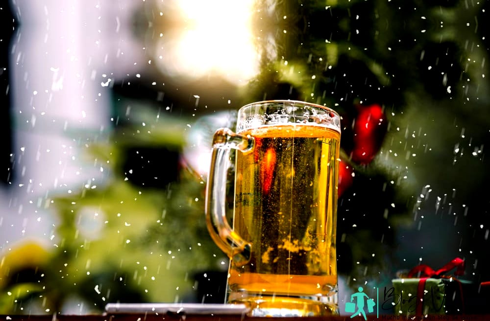 Un vaso de cerveza, con nieve y navidad.