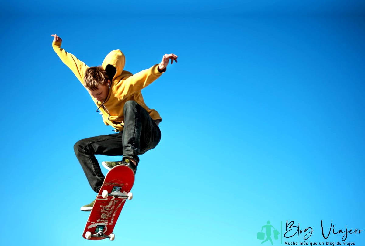 Un patinador adolescente hace un truco de ollie