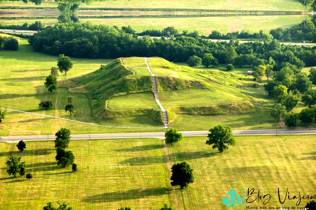 Vista aérea del antiguo túmulo funerario nativo americano Cahokia Mounds, Illinois.