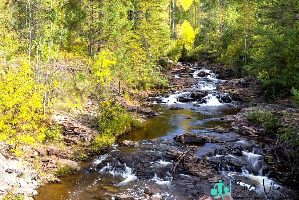 Amity Creek Falls en Duluth MN - pequeñas cascadas durante el otoño