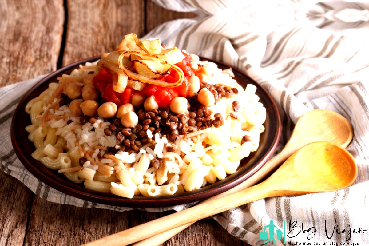 Cocina árabe kushari de arroz, pasta, garbanzos y lentejas de cerca en un plato
