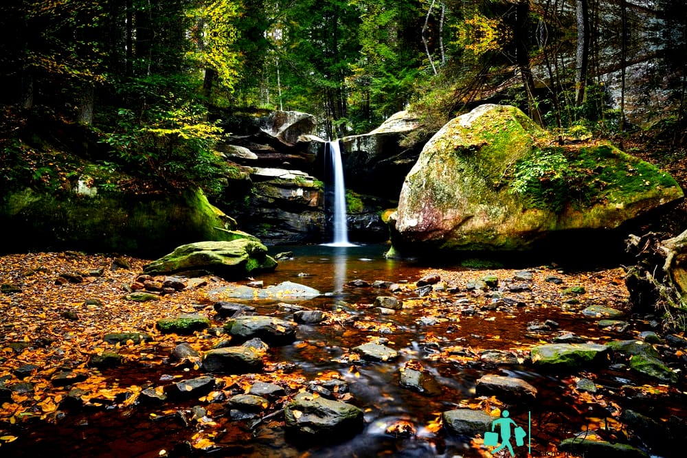 Hermosas Flat Lick Falls con colores otoñales cerca de Gray Hawk - Las mejores cascadas en Kentucky