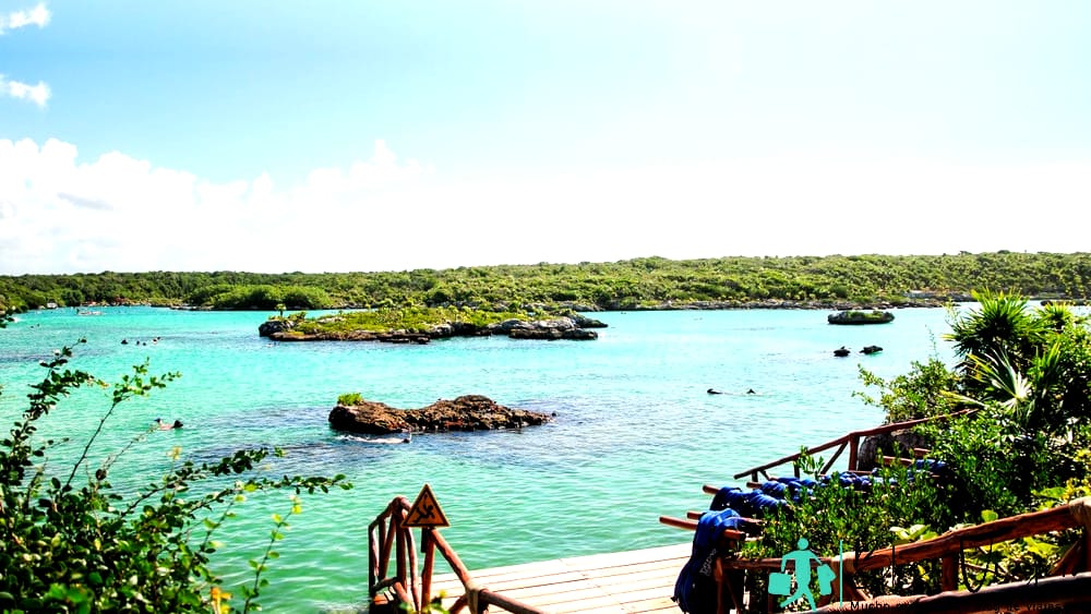 Hermosa bahía con aguas turquesas y costa rocosa de Xel Ha, Cancún, México - Xel Ha Snorkeling Park - Playa Del Carmen Snorkeling