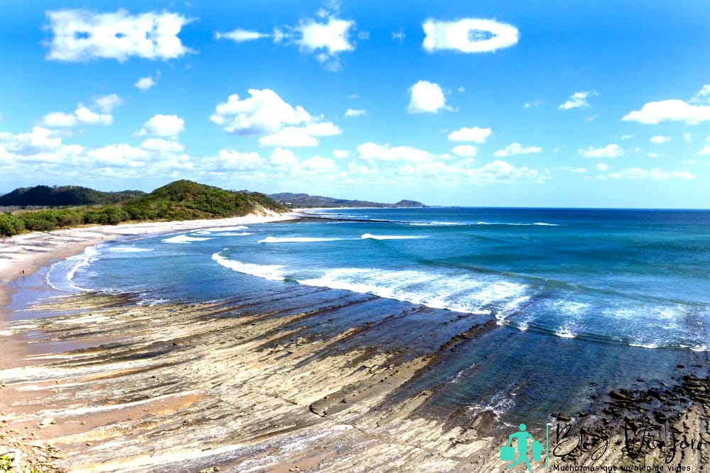 Surf en Nicaragua - Hermoso día en la playa de Popoyo, Nicaragua, con colores profundos en el agua y clima soleado