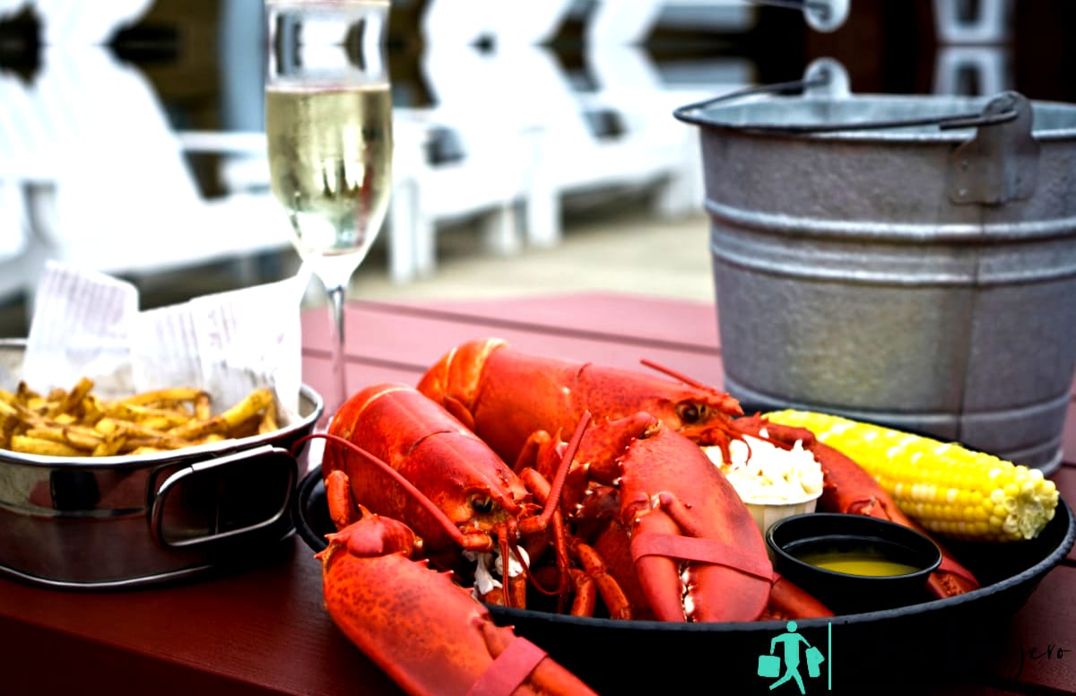 Langosta hervida con mantequilla, col, maíz en mazorca y papas fritas