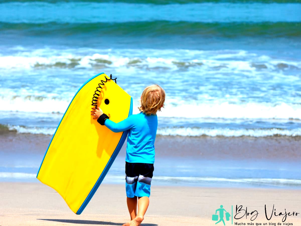 Niños jugando en la playa