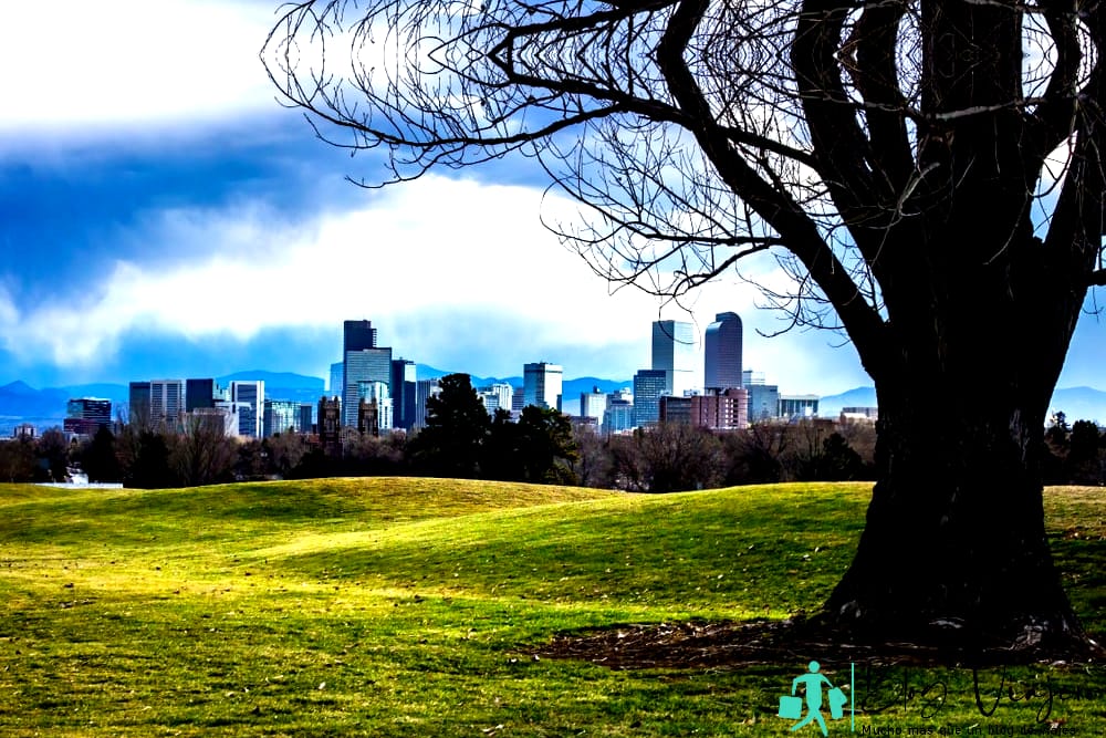 Las nubes se acumulan sobre el horizonte de Denver por la noche - Campo de hierba - Temperatura promedio de Denver por mes