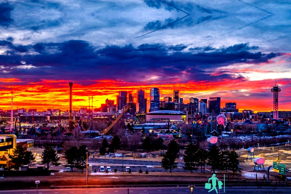Colorido amanecer matutino sobre el horizonte del centro de Denver en Colorado - Temperatura promedio de Denver por mes