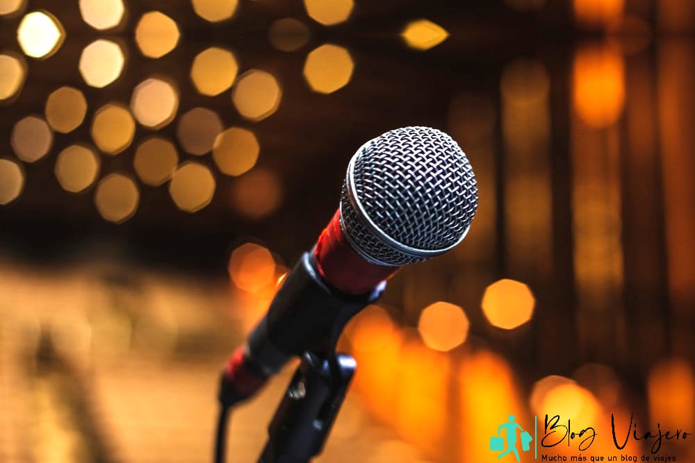 Cosas que hacer en la playa de Miramar cuando llueve - Micrófono en el escenario del teatro antes del espectáculo