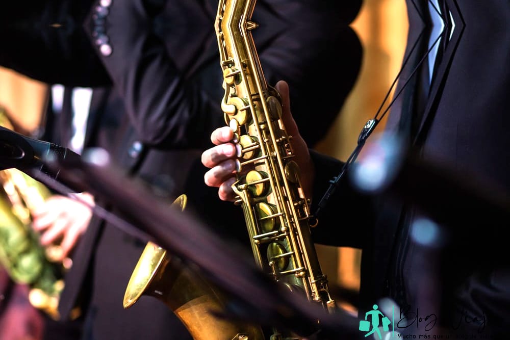 Vista de concierto de un saxofonista, saxofonista con vocalista y musical durante la orquesta de jazz interpretando música en el escenario - Antigua en octubre