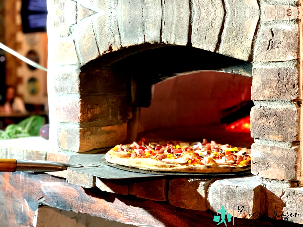 Cornerstone Artisanal Pizza & Craft Beer conocido por ser uno de los mejores restaurantes en Ogunquit Maine que sirve pizza