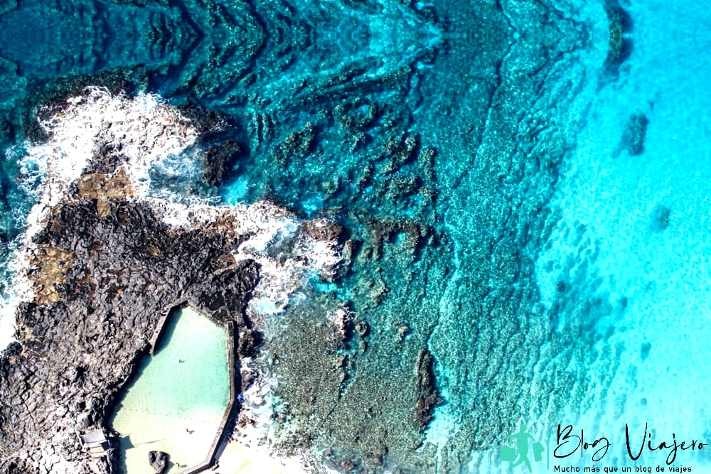 Laguna azul cristalina de Isla Reunión perfecta para navegar y surfear