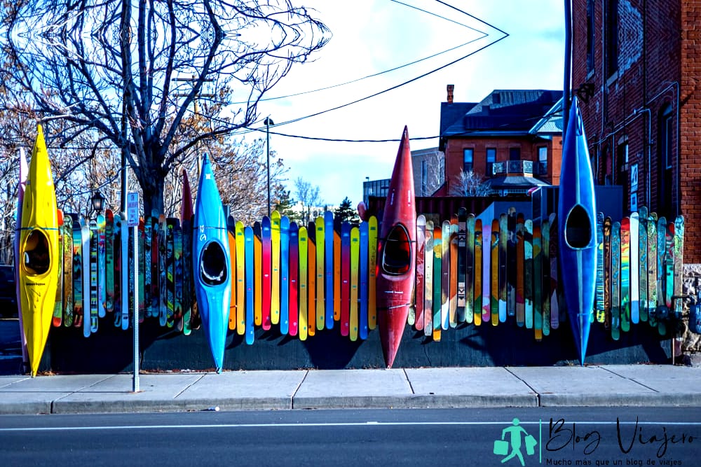 Denver, Colorado, EE.UU. - Muro decorado con coloridos kayaks y esquís acuáticos en el centro de Denver.  Como se ve directamente al otro lado de la calle del Acuario de Denver.