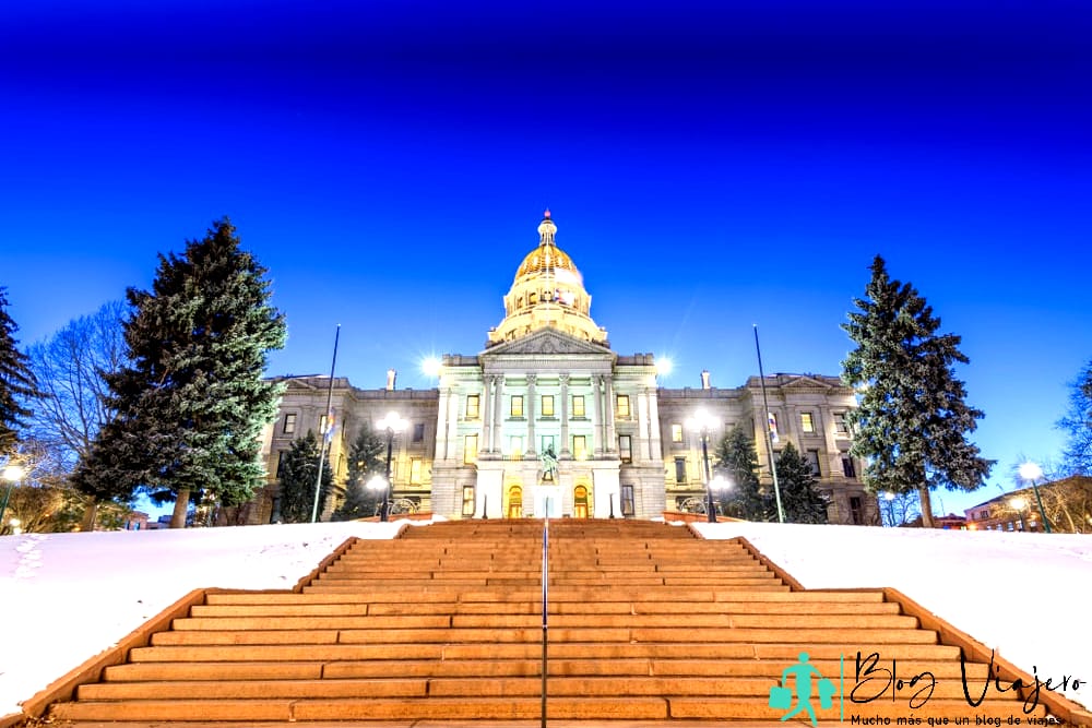 Denver, Colorado, EE.UU. en el Capitolio del Estado de Colorado durante una noche de invierno.  tiempo en Denver en noviembre