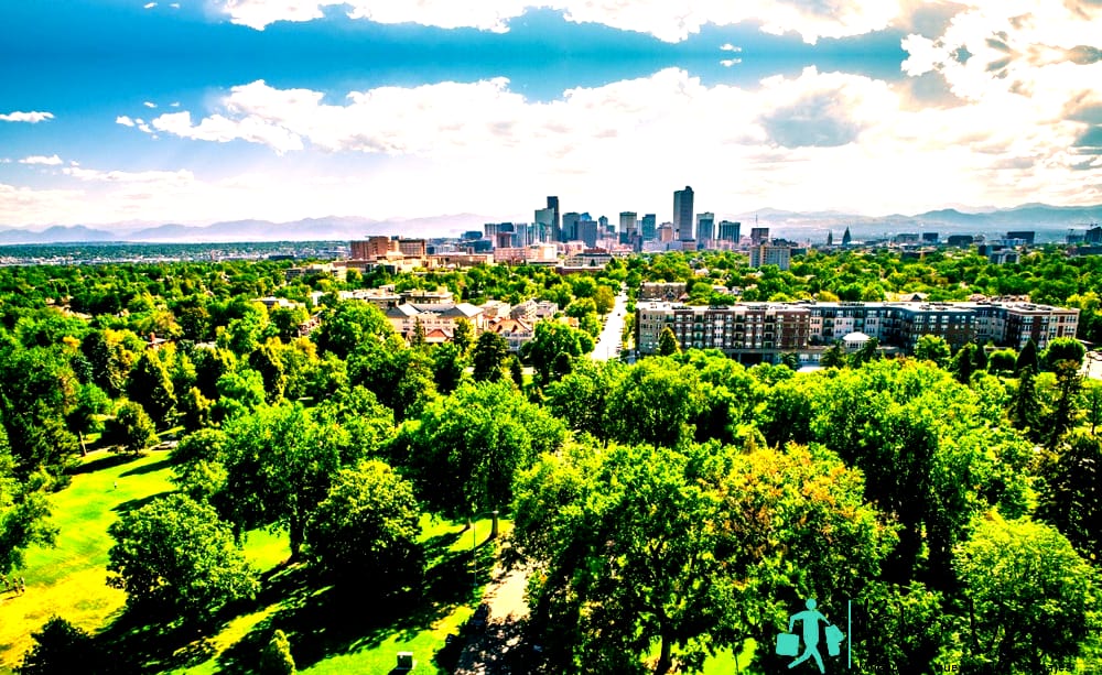 Los árboles verdes de Denver Colorado cubren el paisaje al este del centro de Denver vista aérea de drones del verano de Colorado - El mejor momento para visitar Denver