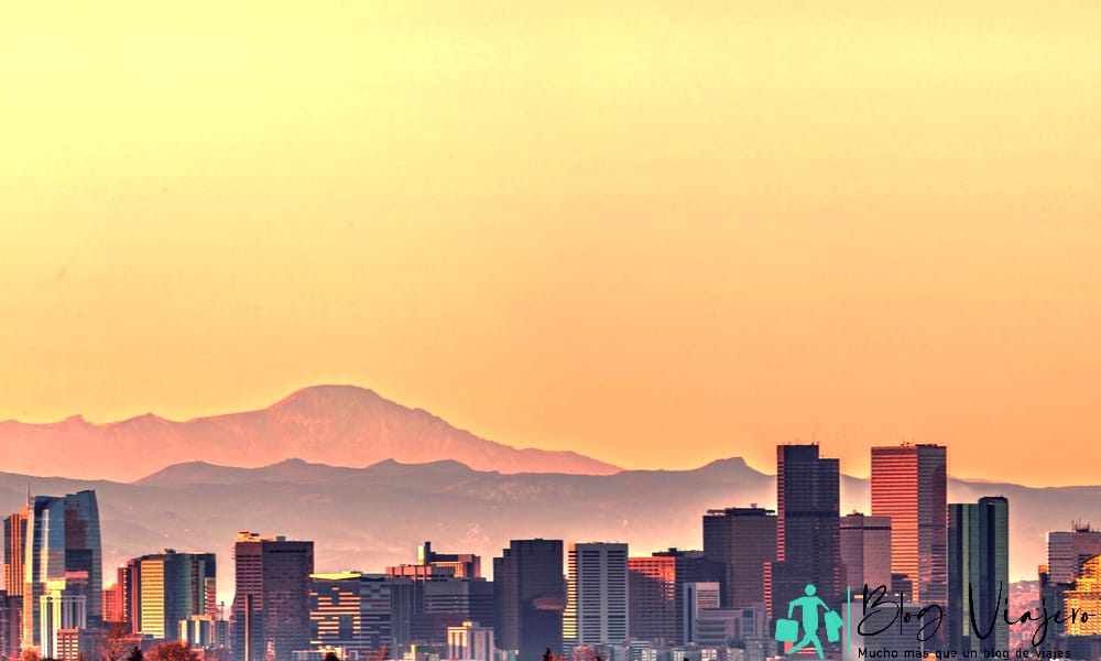 Horizonte de Denver y Pikes Peak al atardecer - Imagen de súper alta resolución