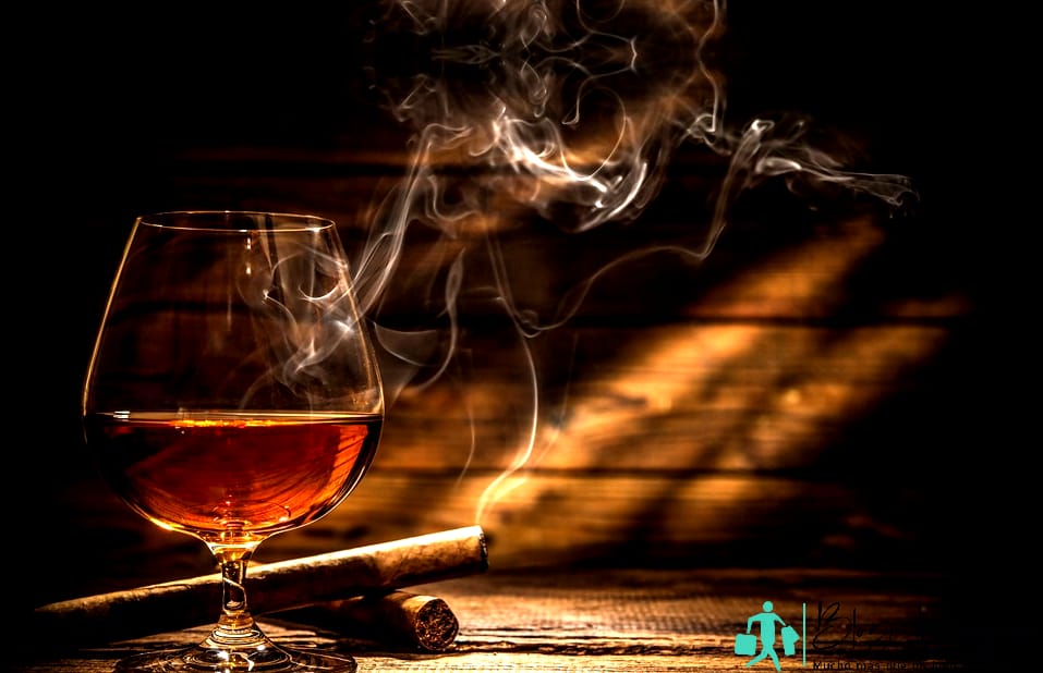Vaso de whisky y cigarro - Cosas que hacer en Joplin Mo para parejas