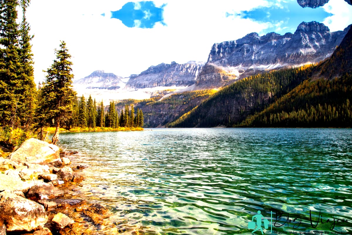 Emerald Boom Lake y Boom Mountain en el Parque Nacional de Kootenay, Alberta, Canadá