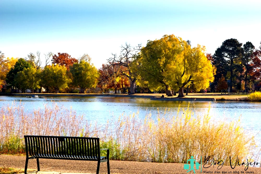Banco vacío junto al lago con árboles de otoño - Washington Park - Denver, Colorado - Mejor época para visitar Denver