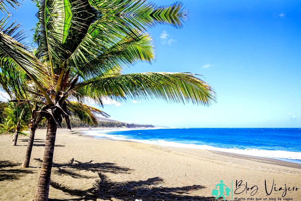 Playa de Etang-Sale en Isla Reunión con su característica arena negra y las olas del Océano Índico