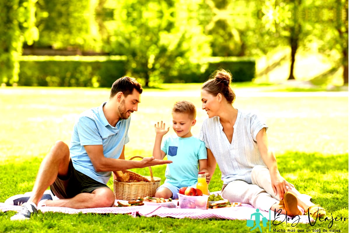 Familia disfrutando de un picnic en el parque local.