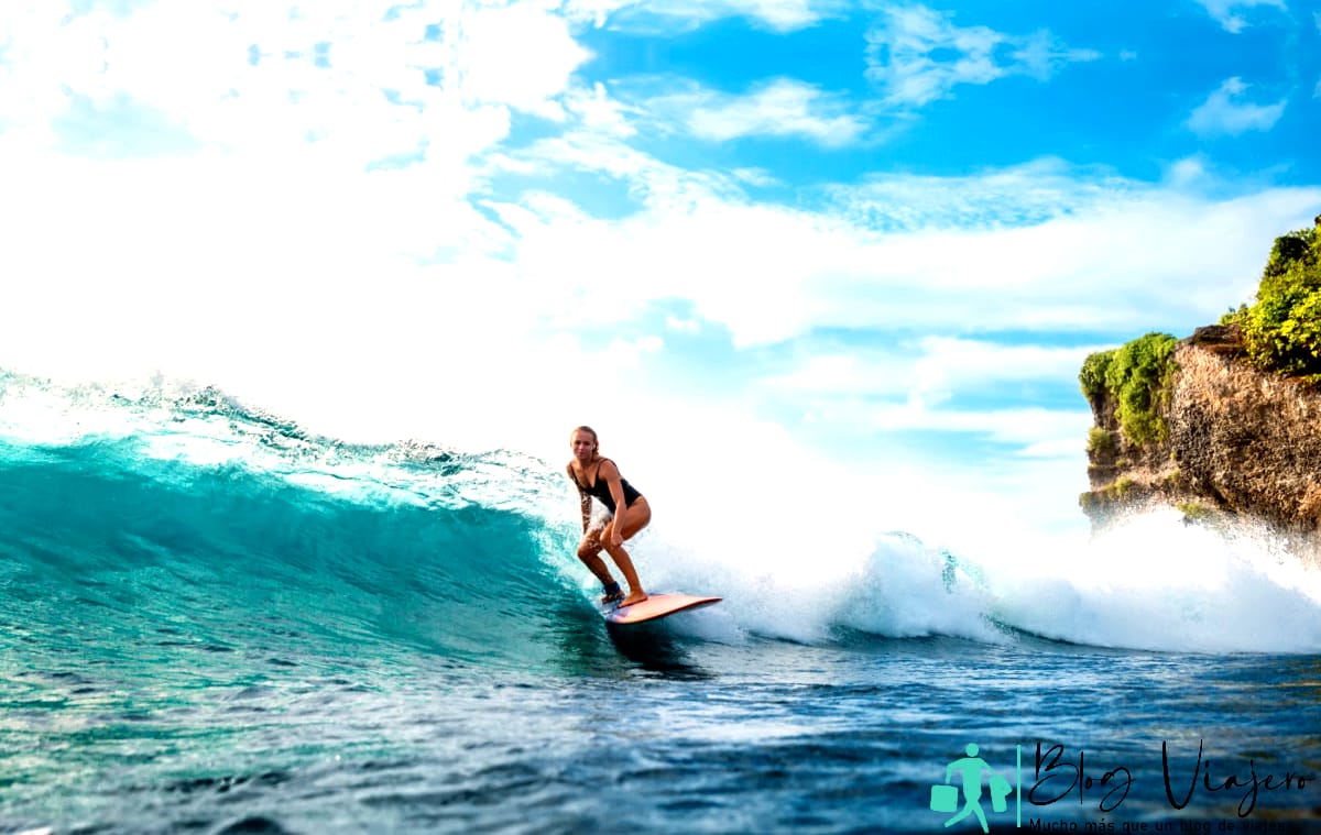 Surfista femenina en el hermoso océano