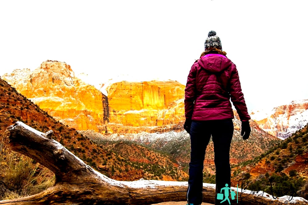 Chica en el Parque Nacional Zion, EE. UU. - Mejor época para ir de excursión al Parque Nacional Zion