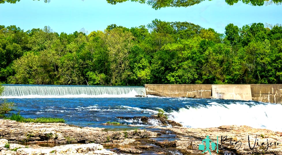 Grand Falls en Shoal Creek en Joplin, Missouri - Cosas que hacer en Joplin MO este fin de semana
