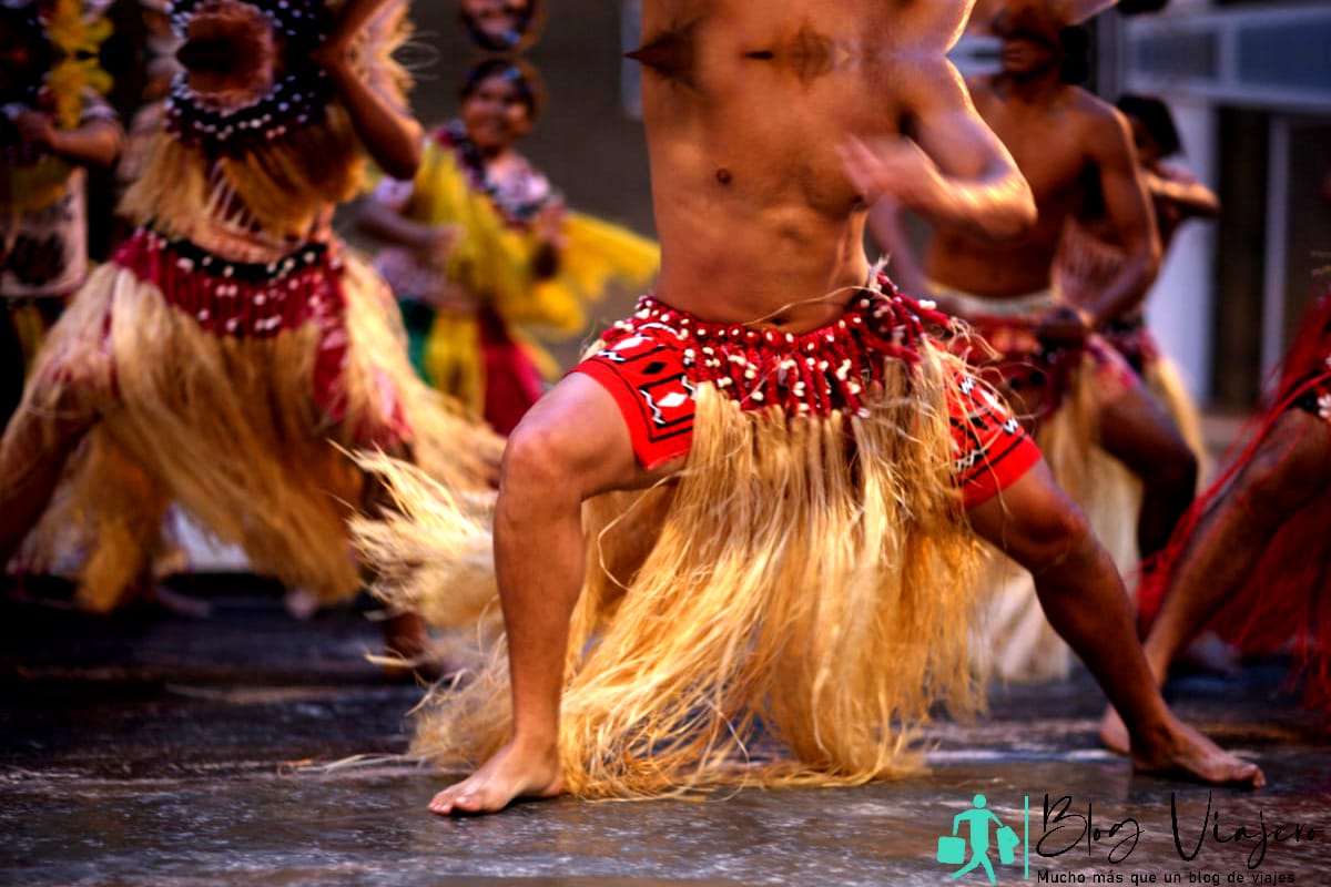 Grupo de melanesios en actuación tradicional, Noumea, Nueva Caledonia