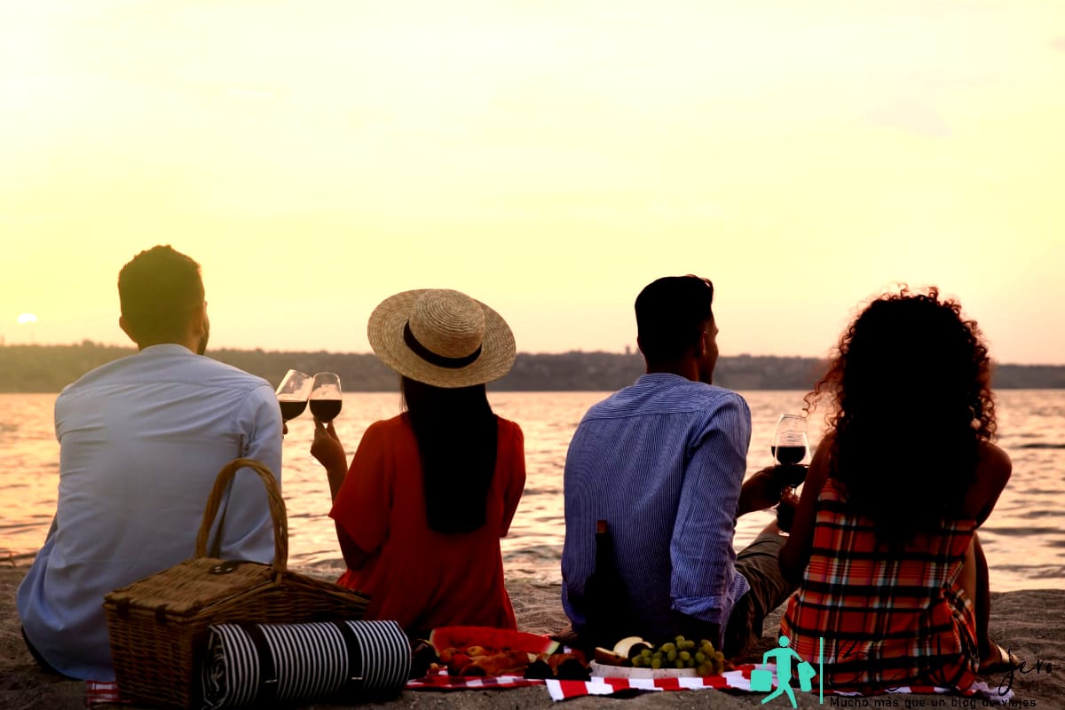 Grupo de amigos con comida para llevar en la playa en Ogunquit Maine
