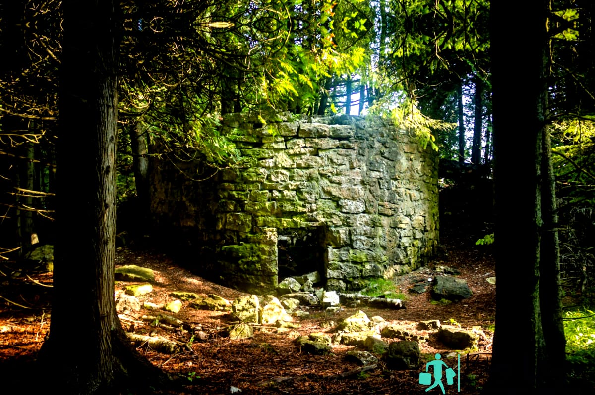 Ruinas históricas del horno en el bosque en Toft Point en Door County