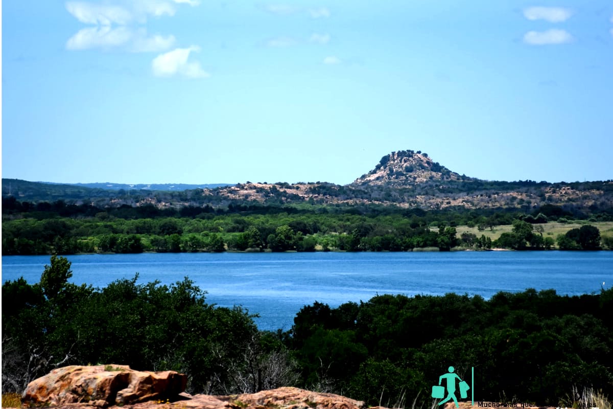 Senderismo en el parque estatal Inks Lake en San Antonio