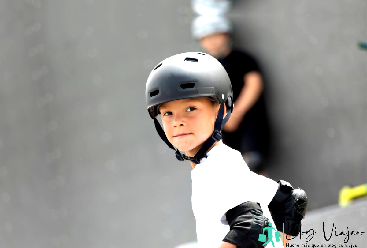 Niño divirtiéndose en parques de patinaje en Massachusetts