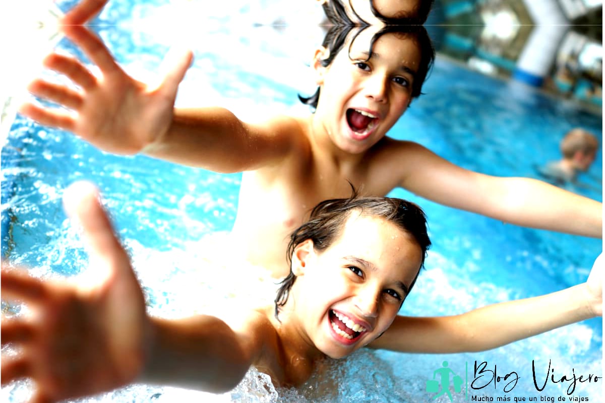 Niños disfrutando de nadar y jugar