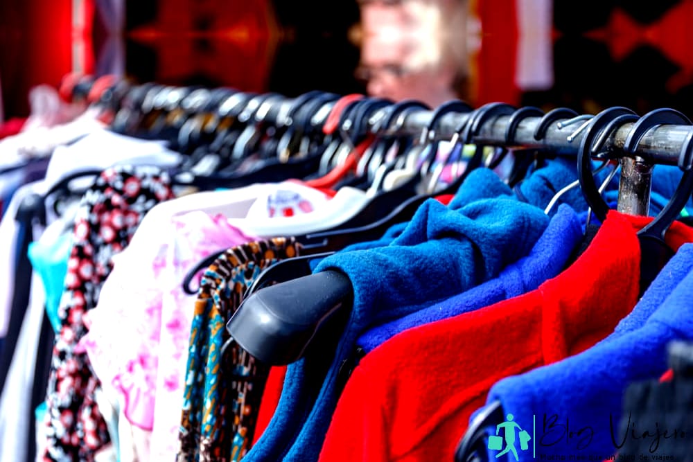 Indoor Flea Market Atlanta- Ropa de verano para hombres y mujeres sudaderas camisas pantalones jerseys abrigos chaquetas en la percha en la tienda en la calle