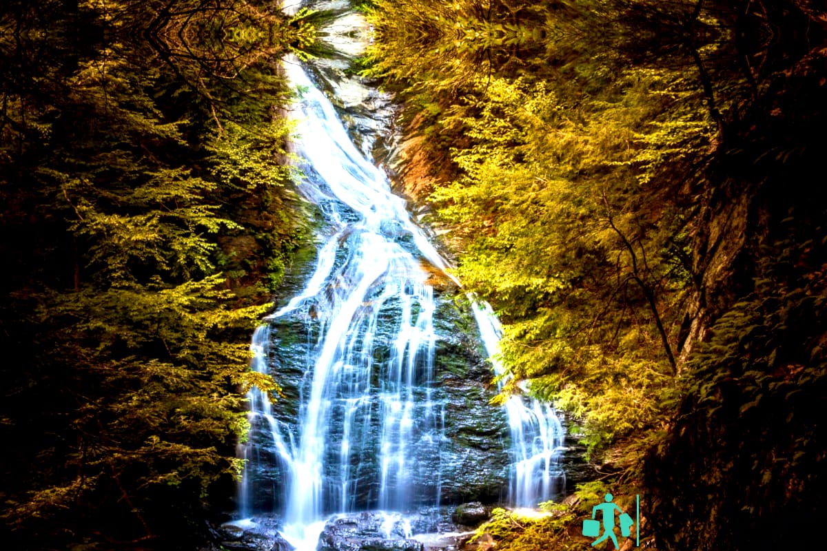Moss Glen Falls ubicado cerca de Stowe, Vermont.