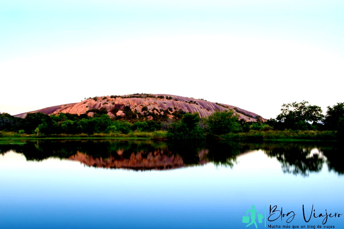 Lago Moss que refleja la roca encantada en Texas
