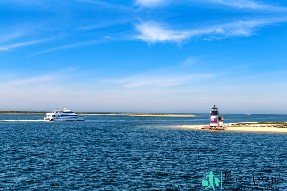 Nantucket island desde el ferry que llega a la isla desde el océano mirando la playa - Nantucket Massachusetts