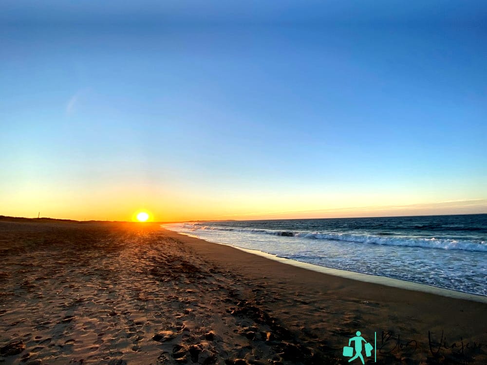 Océano rodando en Narragansett Town Beach al atardecer. - Ciudades costeras de Rhode Island