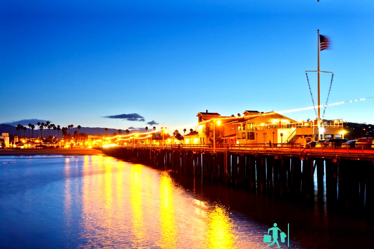Embarcadero en Santa Bárbara en la noche