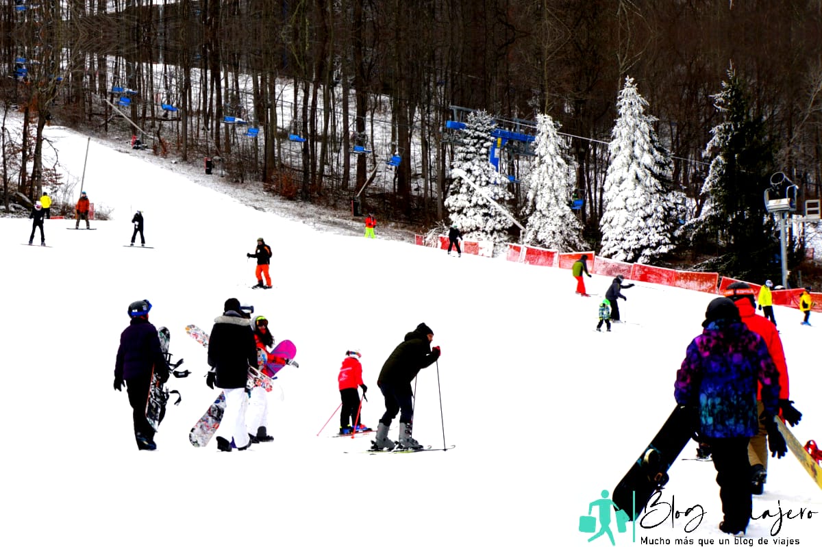 Poconos, Pensilvania, EE.UU. - 12 de enero de 2019 - La vista de la gente esquiando y haciendo snowboard en la montaña Shawnee