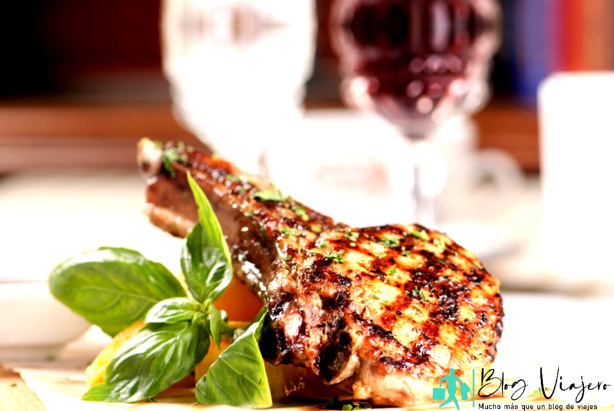 Costillar de cerdo a la plancha con guarnición