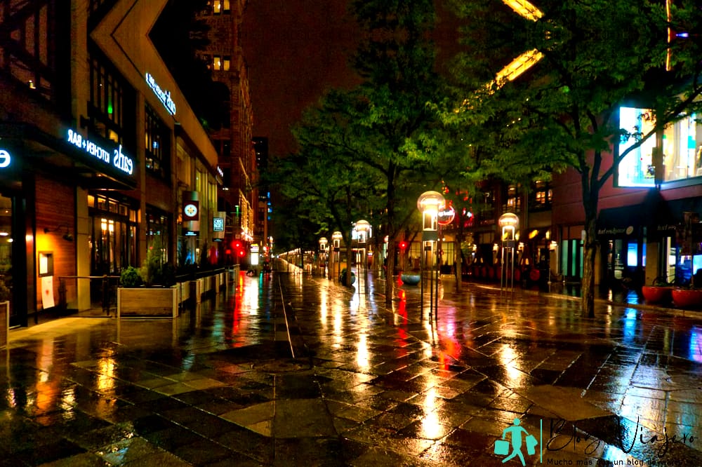 Noche lluviosa en el 16th Street Mall.  Las tiendas cerraron a las 9 de la noche y la calle se volvió muy tranquila.  Compras en Denver