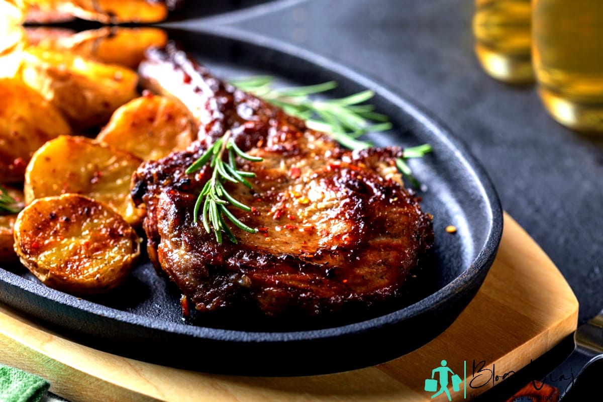 Bistec de carne asada espolvoreada con especias y guarnición de patata frita