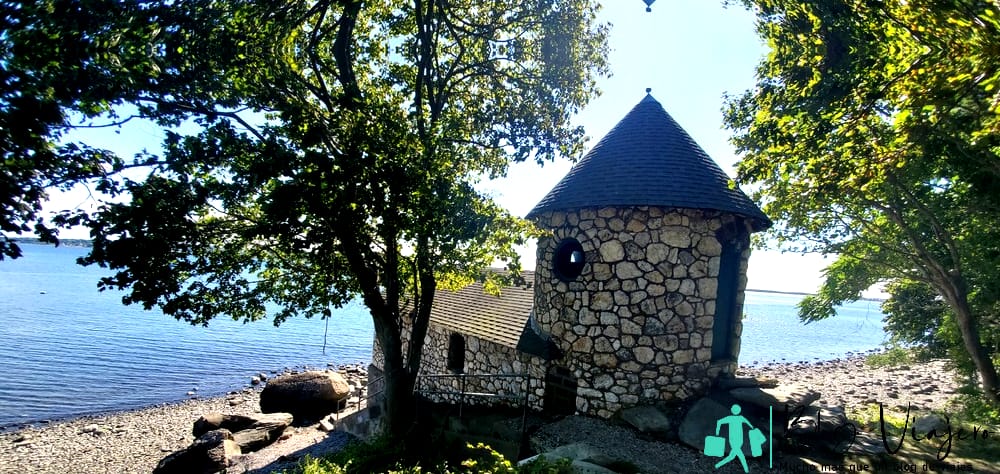 Edificio de roca en Portsmouth Ri. Ciudades costeras de Rhode Island