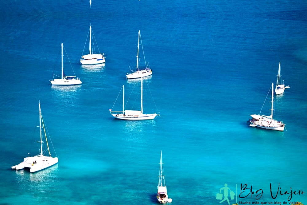 Antigua en febrero - Veleros a la entrada del Puerto Inglés en Antigua, visto desde una colina.
