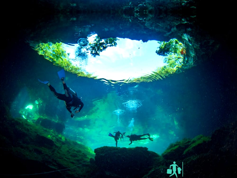 Buceadores saliendo de un cenote - Cenote Ponderosa, Playa del Carmen, Quintana Roo, México.