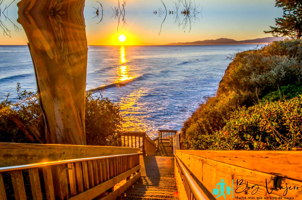 Playa de la costa al amanecer