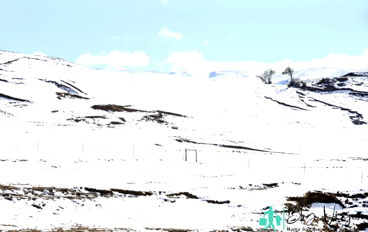 Paisaje cubierto de nieve en las estribaciones del Drakensberg